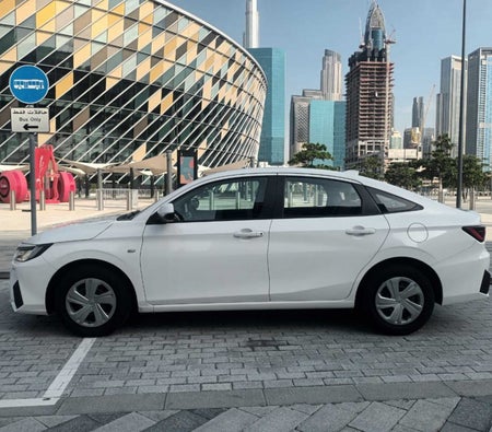 Huur Toyota Yaris Sedan 2023 in Dubai