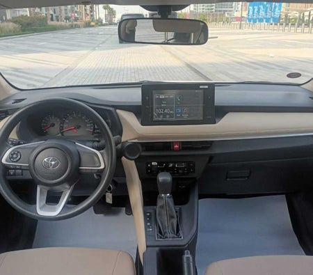 Huur Toyota Yaris Sedan 2023 in Dubai