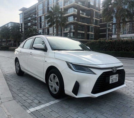 Alquilar Toyota Yaris Sedan 2023 en Dubai