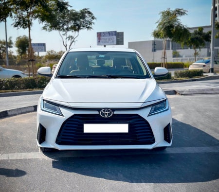 Huur Toyota Yaris Sedan 2024 in Dubai