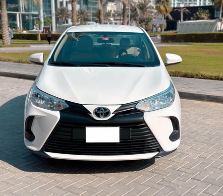 Huur Toyota Yaris 2022 in Abu Dhabi