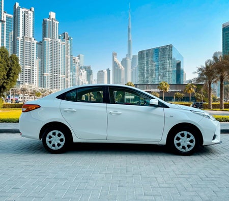 Huur Toyota Yaris 2023 in Dubai