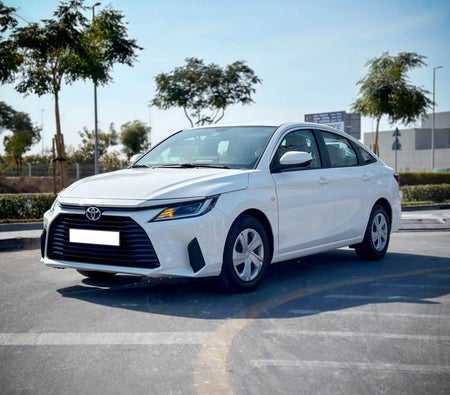 Huur Toyota Yaris 2024 in Abu Dhabi