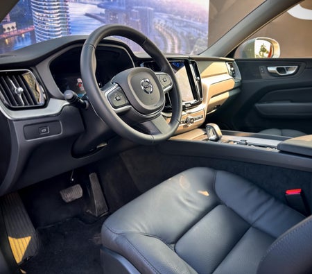 Alquilar Volvo XC60 2023 en Dubai