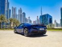 Blauw Ferrari F8 Eerbetoon 2022 for rent in Dubai 9