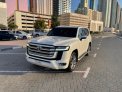 белый Тойота Ленд Крузер VXR V8 2022 г. for rent in Дубай 1