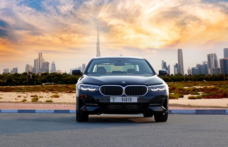 Miete BMW 520i 2023 in Dubai