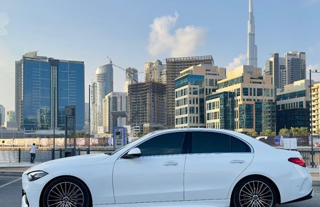 租 Mercedes Benz C200 2024 在 迪拜