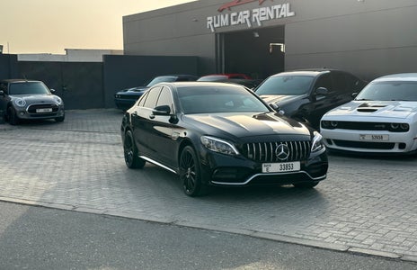 租 Mercedes Benz C300 2021 在 迪拜