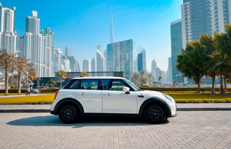 Location Mini Cooper 2024 dans Abu Dhabi