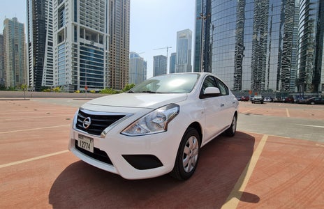 Alquilar Nissan Sunny 2023 en Dubai