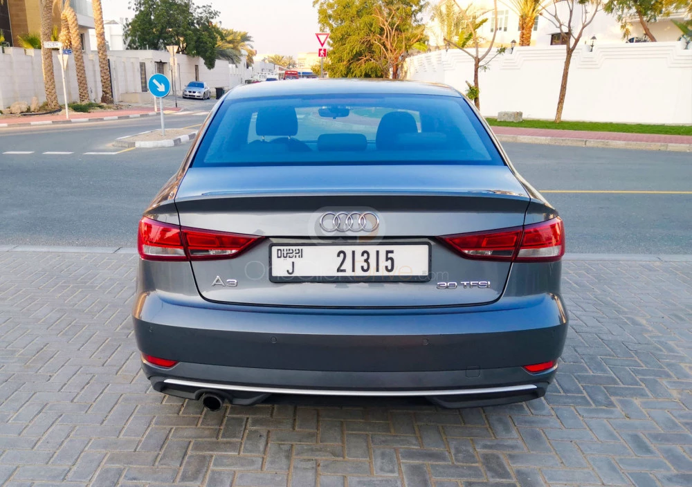 Donkergrijs Audi A3 2017 for rent in Dubai 4