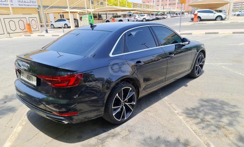 zwart Audi A4 2020 for rent in Dubai 6