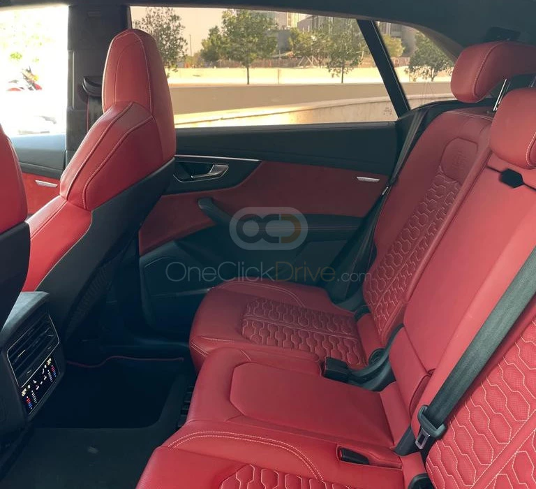 Grijs Audi RS Q8 2022 for rent in Dubai 4