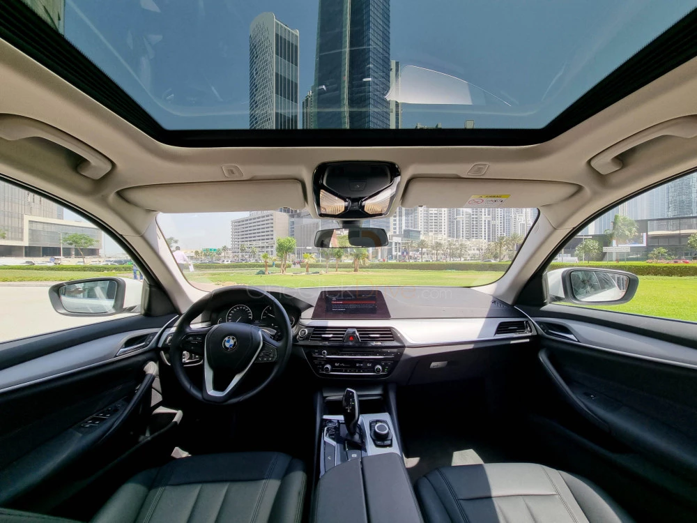 Blanco BMW 520i 2020 for rent in Dubai 6