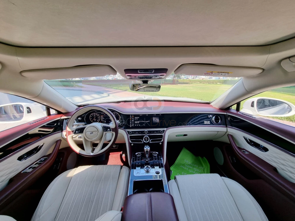 Beyaz Bentley Uçan mahmuz 2020 for rent in Dubai 4