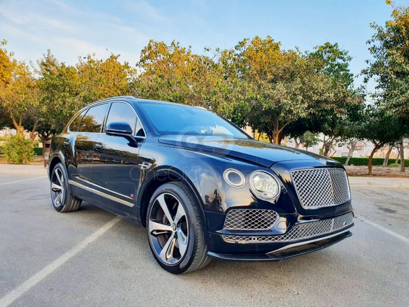 zwart Bentley Bentayga 2017 for rent in Dubai 7