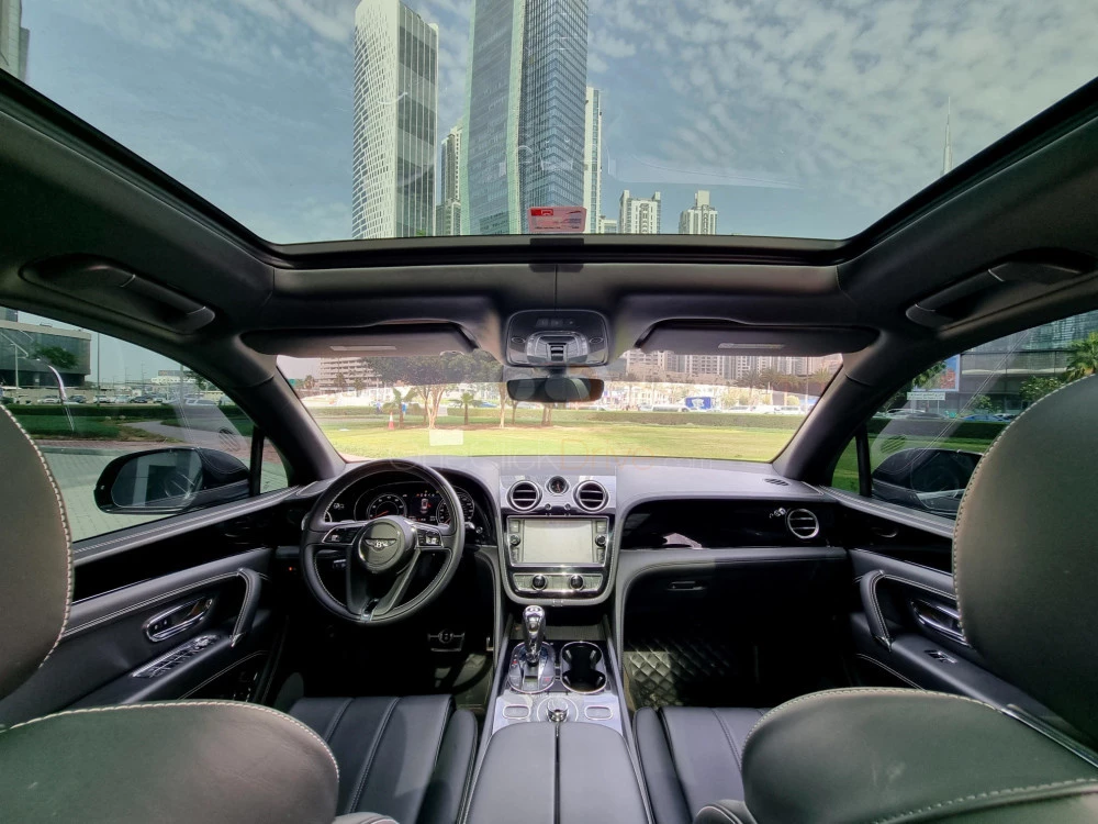 zwart Bentley Bentayga 2020 for rent in Dubai 4