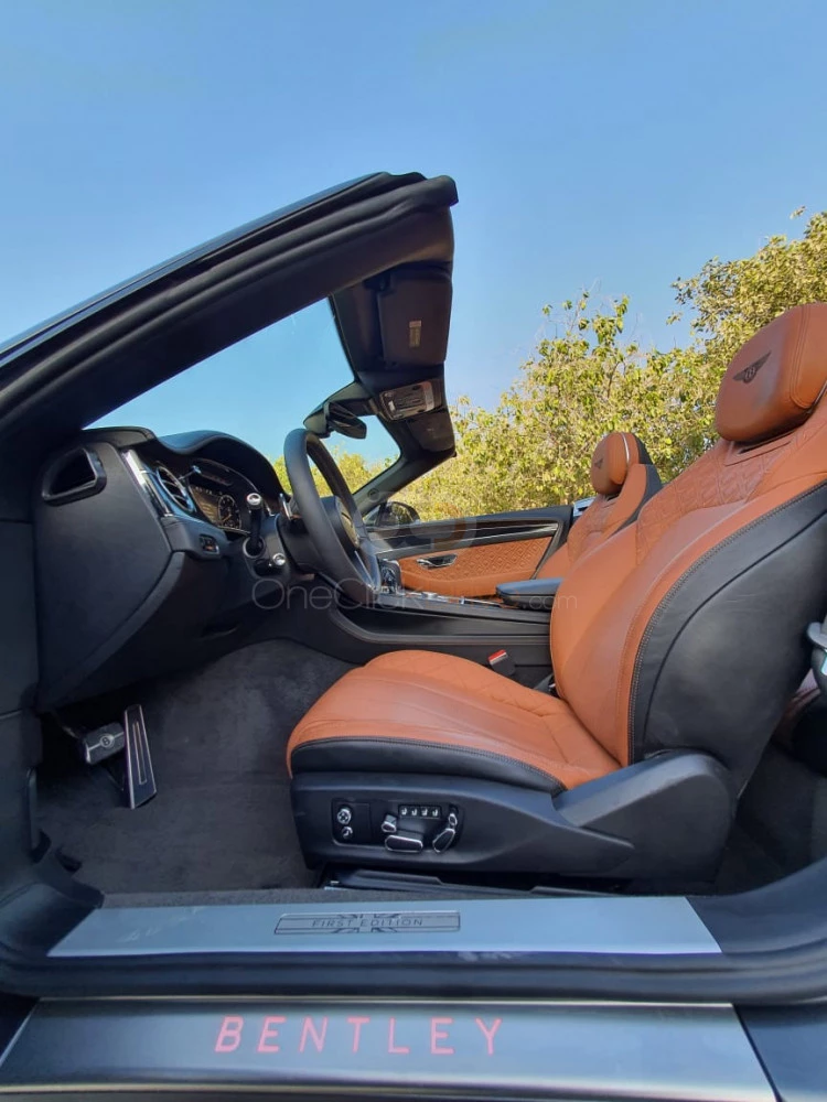 Koyu gri Bentley Continental GT Cabrio 2021 for rent in Dubai 6