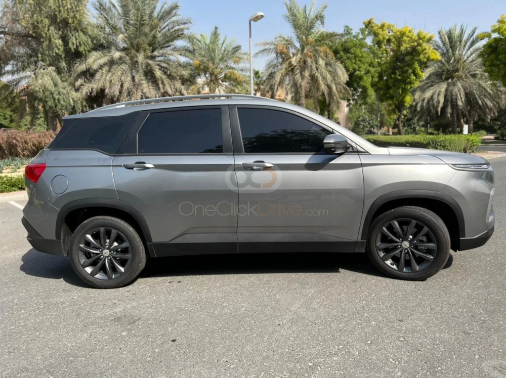 Koyu gri Chevrolet Captiva 2023 for rent in Dubai 2