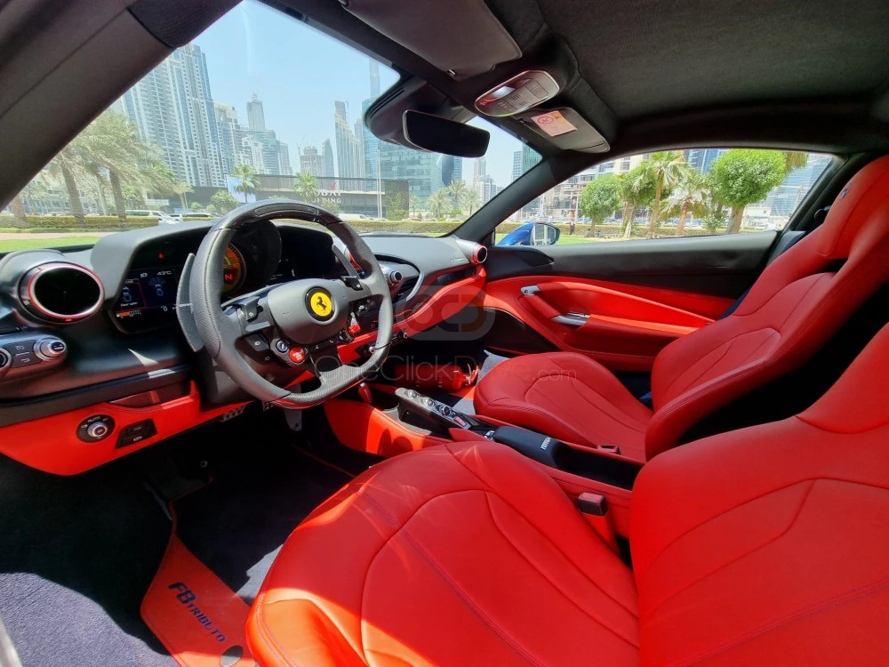 Blauw Ferrari F8 Eerbetoon 2022 for rent in Dubai 4