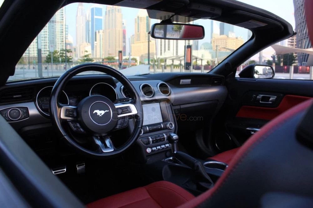 Beyaz Ford Mustang EcoBoost Convertible V4 2019 for rent in Dubai 11