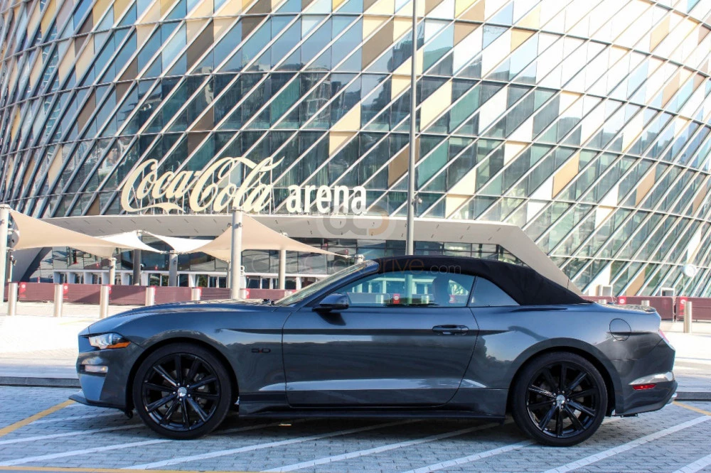 blanc Gué Mustang EcoBoost Convertible V4 2019 for rent in Dubaï 4