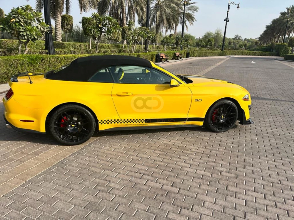 Sarı Ford Mustang EcoBoost Convertible V4 2019 for rent in Dubai 11