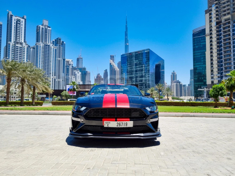 أسود فورد Mustang EcoBoost Convertible V4 2020 for rent in دبي 3