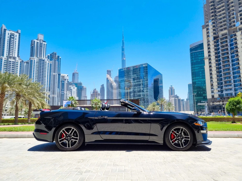 أسود فورد Mustang EcoBoost Convertible V4 2020 for rent in دبي 2