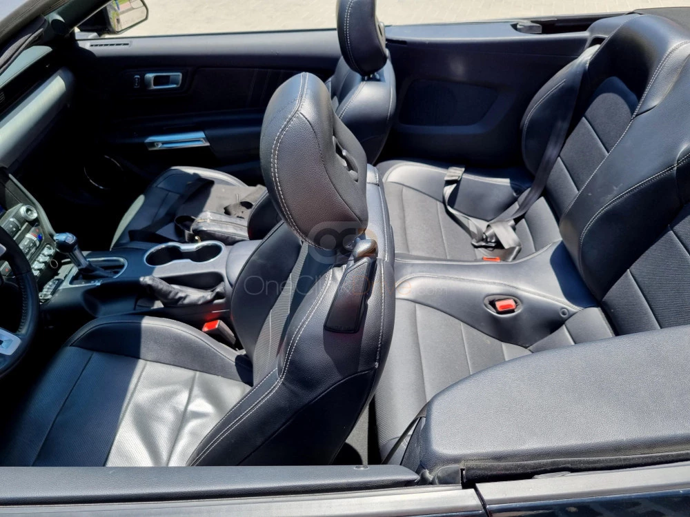 أسود فورد Mustang EcoBoost Convertible V4 2020 for rent in دبي 7