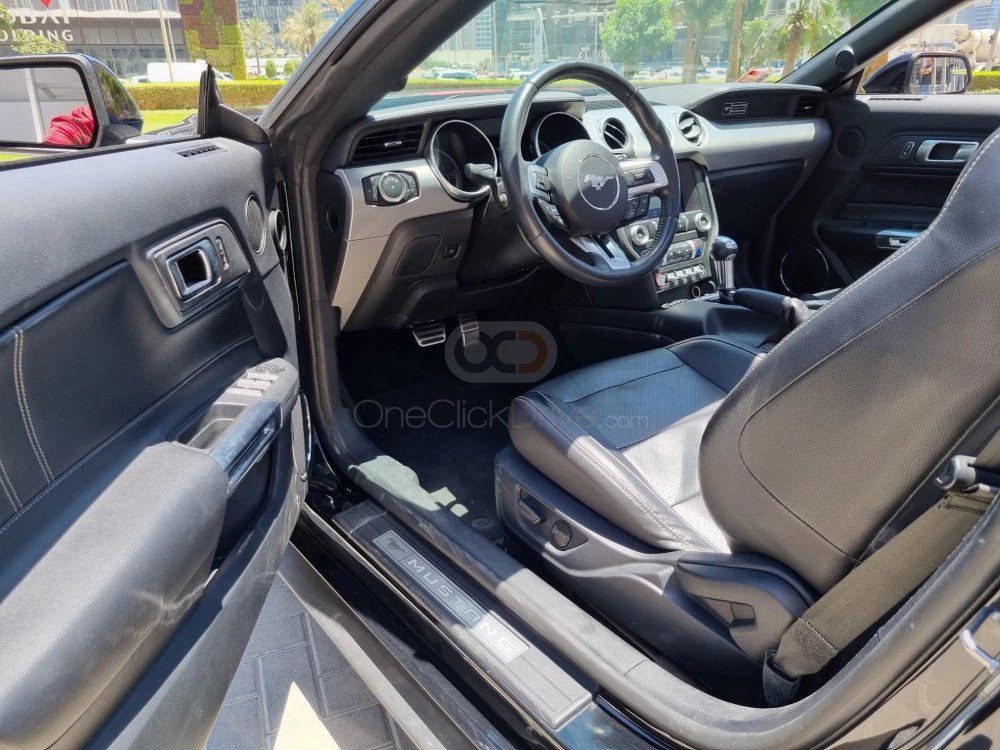 أسود فورد Mustang EcoBoost Convertible V4 2020 for rent in دبي 4