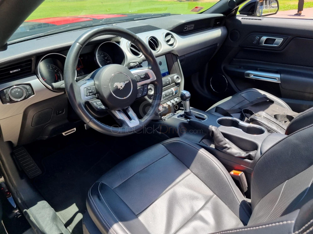 أسود فورد Mustang EcoBoost Convertible V4 2020 for rent in دبي 5