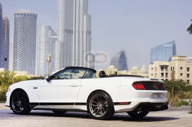 Beyaz Ford Mustang EcoBoost Convertible V4 2019 for rent in Dubai 2