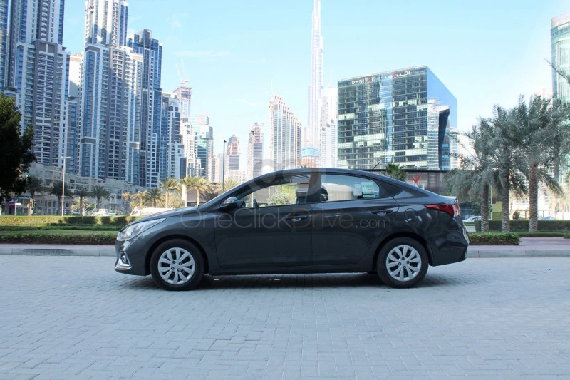 Donkergrijs Hyundai Accent 2020 for rent in Dubai 2