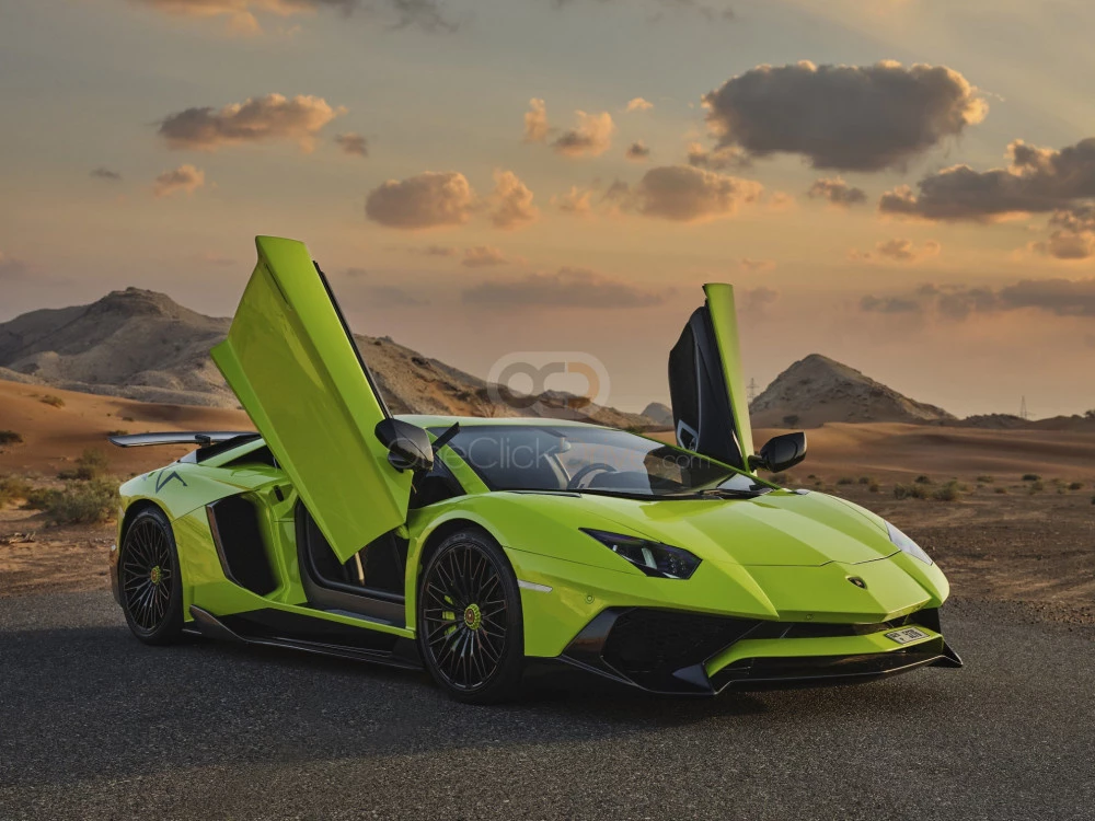 Licht groen Lamborghini Aventador Coupé LP700 2018 for rent in Dubai 1