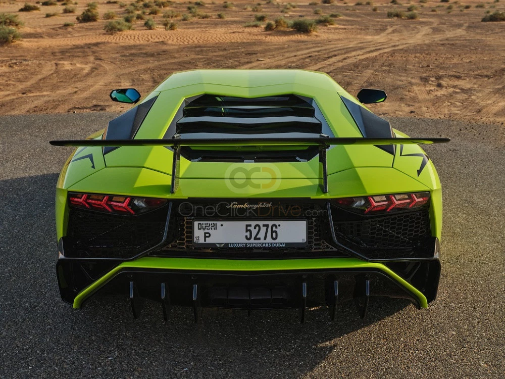 Licht groen Lamborghini Aventador Coupé LP700 2018 for rent in Dubai 9