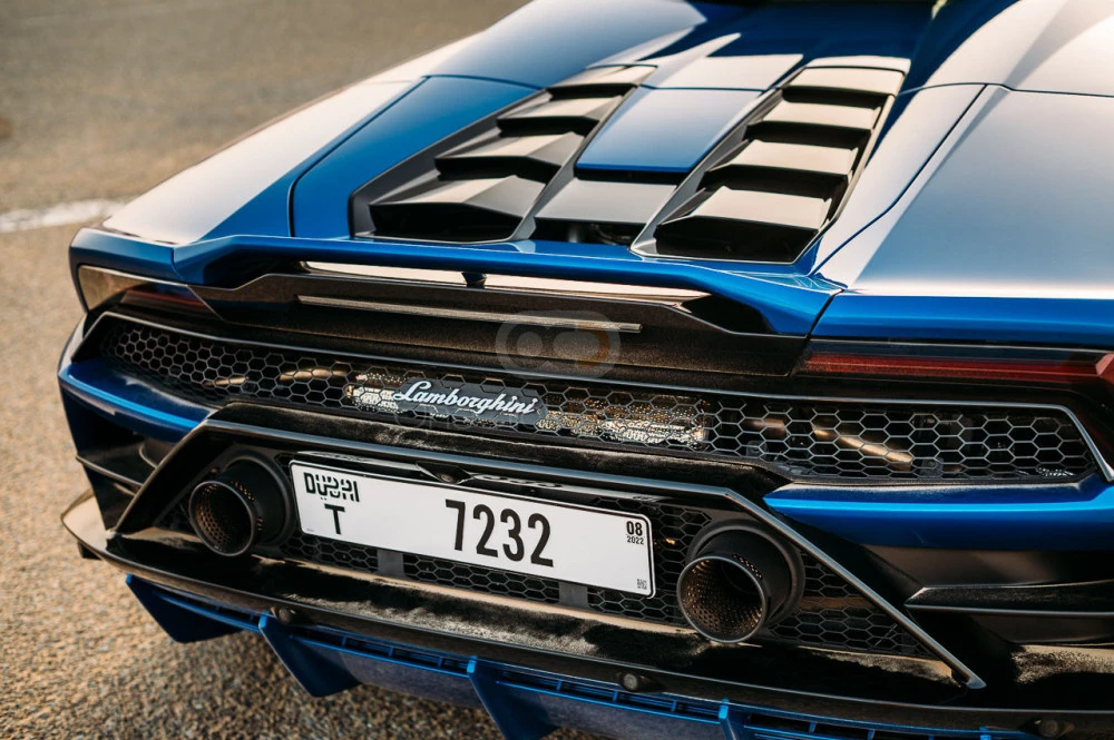 Blauw Lamborghini Huracan Evo Spyder 2020 for rent in Dubai 8