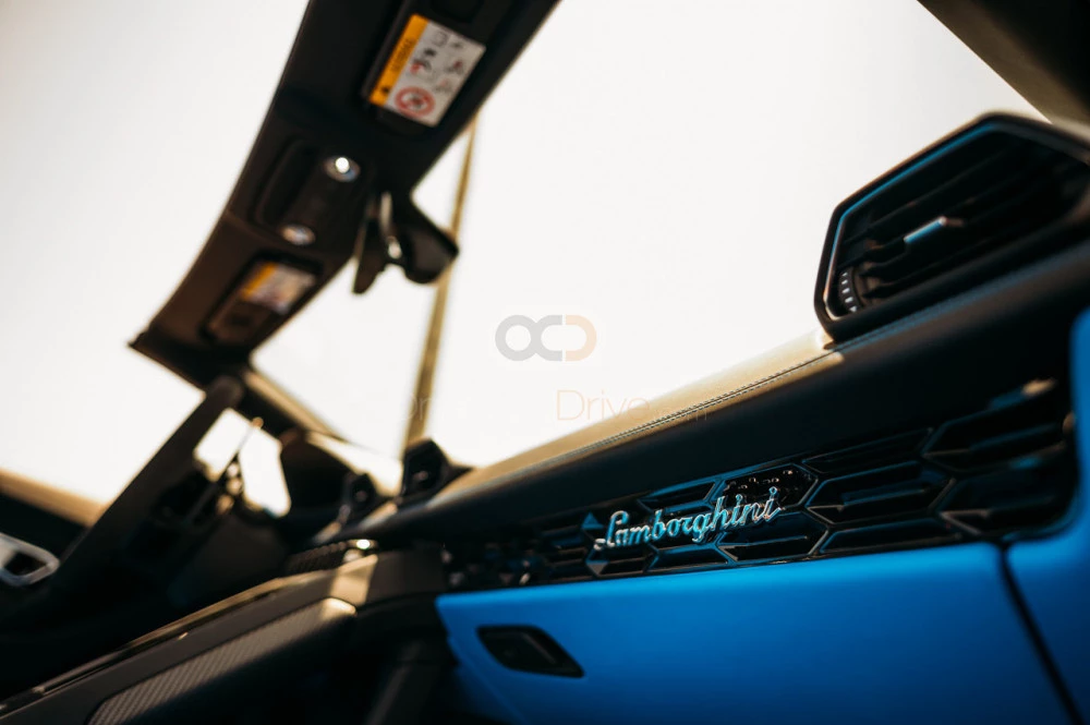 Blauw Lamborghini Huracan Evo Spyder 2020 for rent in Dubai 5