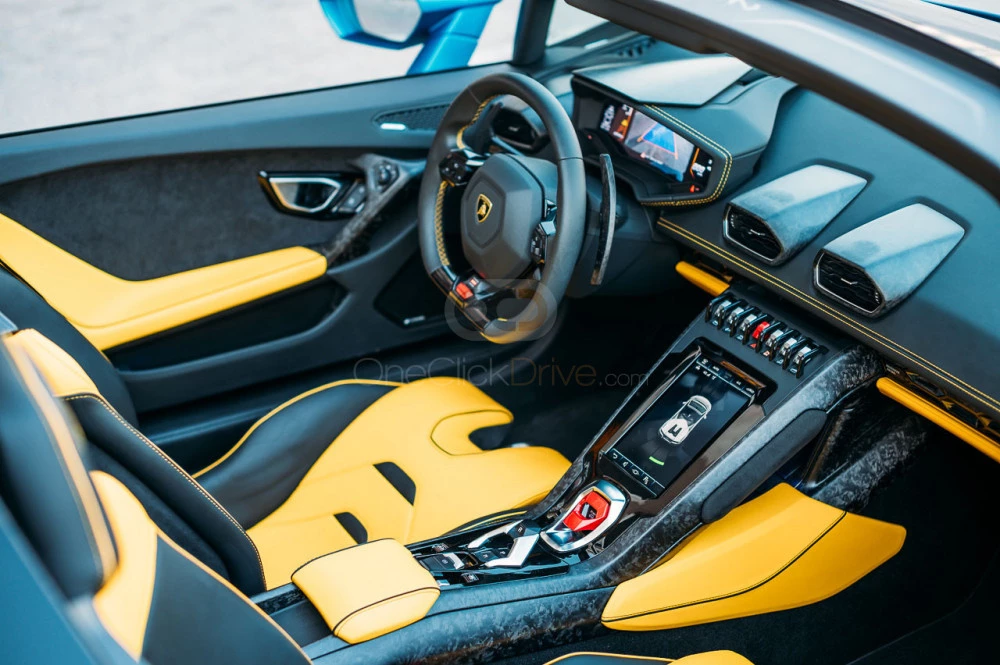 Blauw Lamborghini Huracan Evo Spyder 2021 for rent in Dubai 3