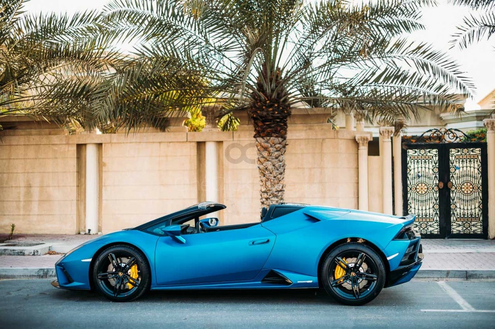 Blauw Lamborghini Huracan Evo Spyder 2021 for rent in Dubai 2