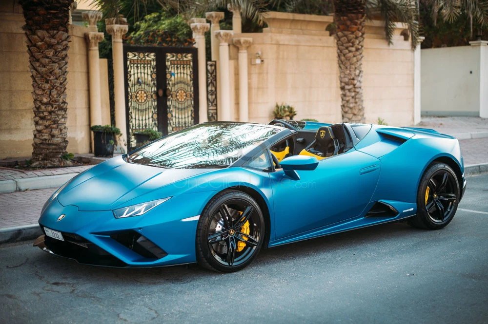Blauw Lamborghini Huracan Evo Spyder 2021 for rent in Dubai 1