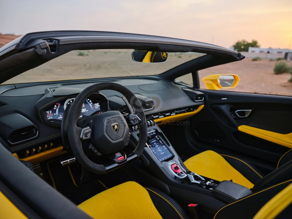 Geel Lamborghini Huracan Evo Spyder 2021 for rent in Dubai 8