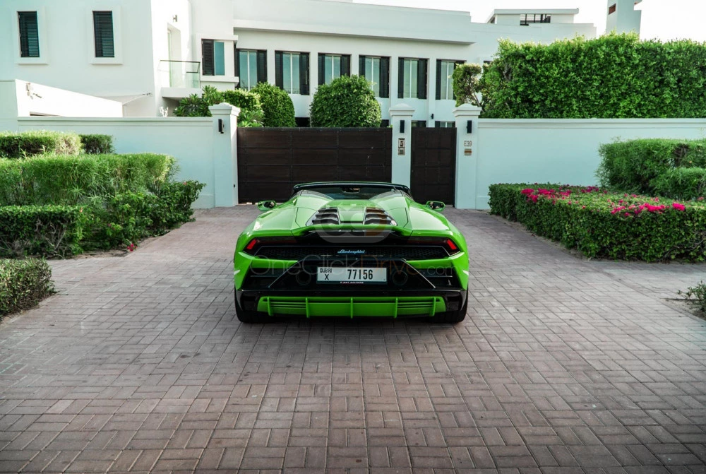 Yeşil Lamborghini Huracan Evo Spyder 2022 for rent in Dubai 9