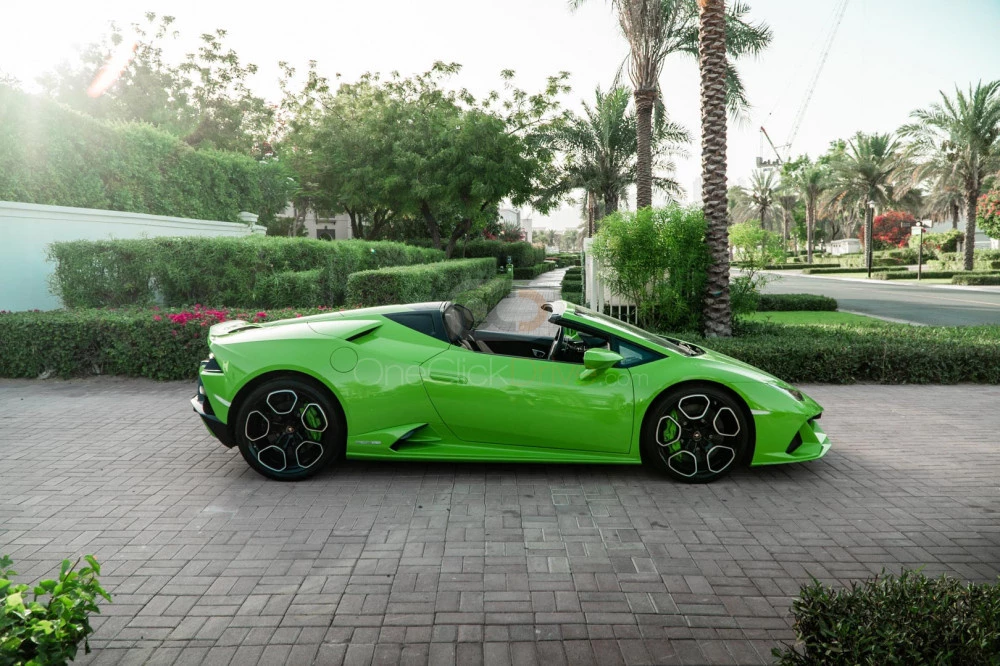 Yeşil Lamborghini Huracan Evo Spyder 2022 for rent in Dubai 3