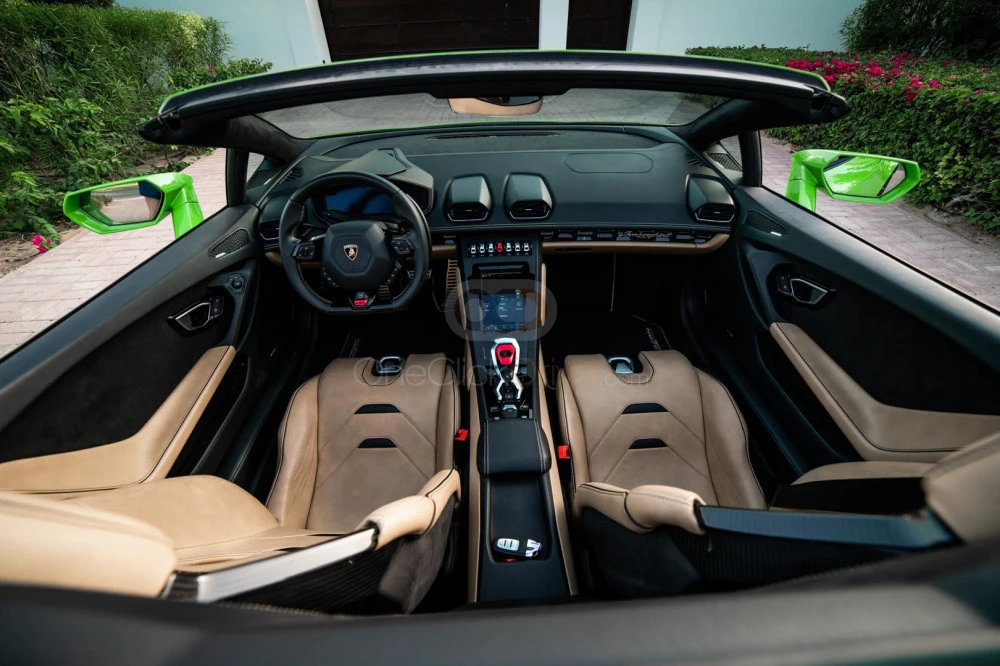 Yeşil Lamborghini Huracan Evo Spyder 2022 for rent in Dubai 7