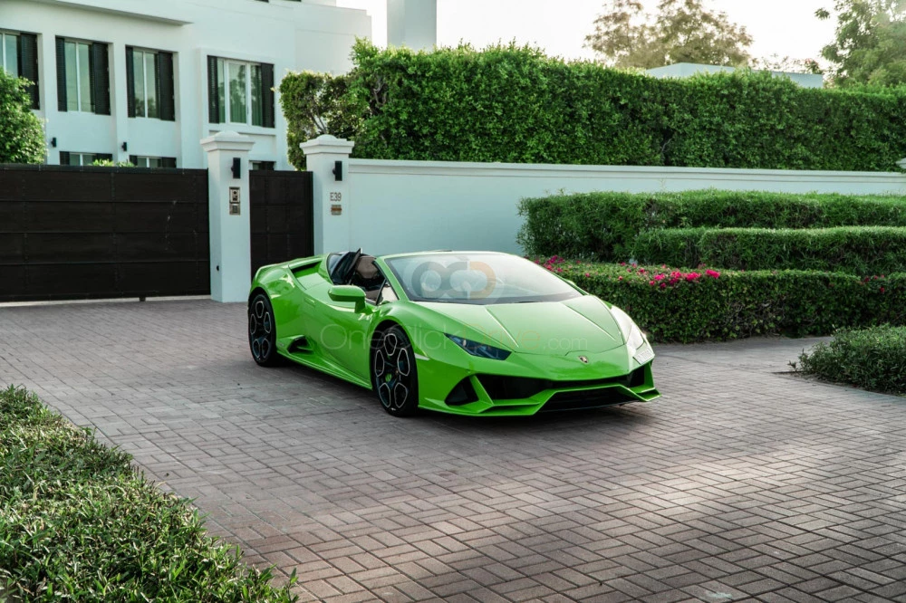 Yeşil Lamborghini Huracan Evo Spyder 2022 for rent in Dubai 1