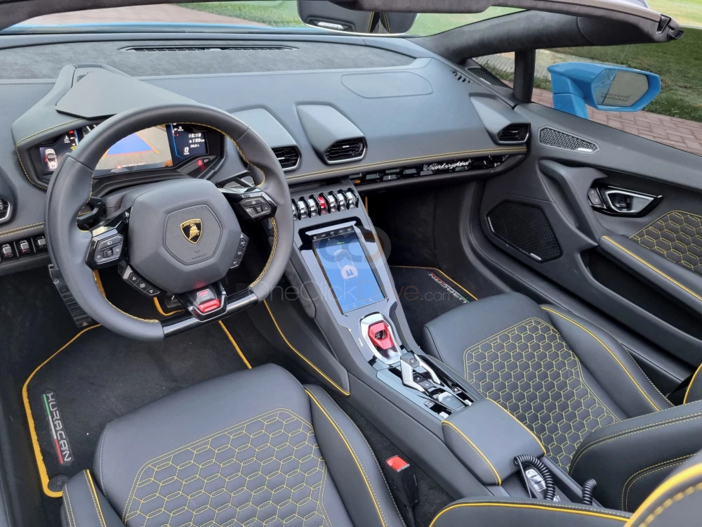 Safir mavisi Lamborghini Huracan Evo Spyder 2022 for rent in Dubai 4