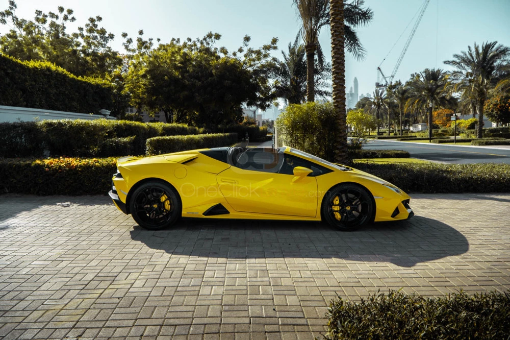 Sarı Lamborghini Huracan Evo Spyder 2022 for rent in Dubai 3