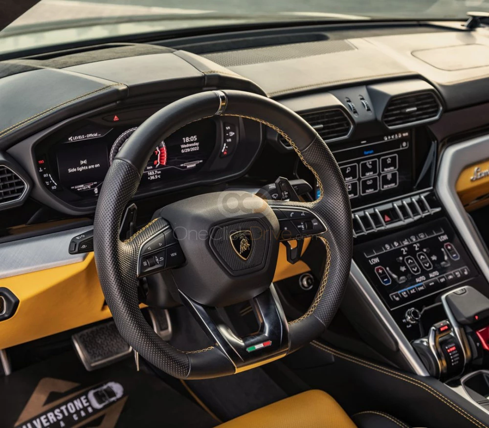 zwart Lamborghini Urus Pearl-capsule 2021 for rent in Dubai 6